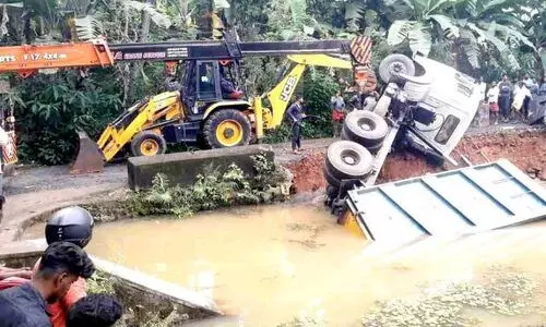 ടാര്‍ മിക്‌സ് കയറ്റിവന്ന ലോറി  തലകീഴായി കുളത്തില്‍ വീണു