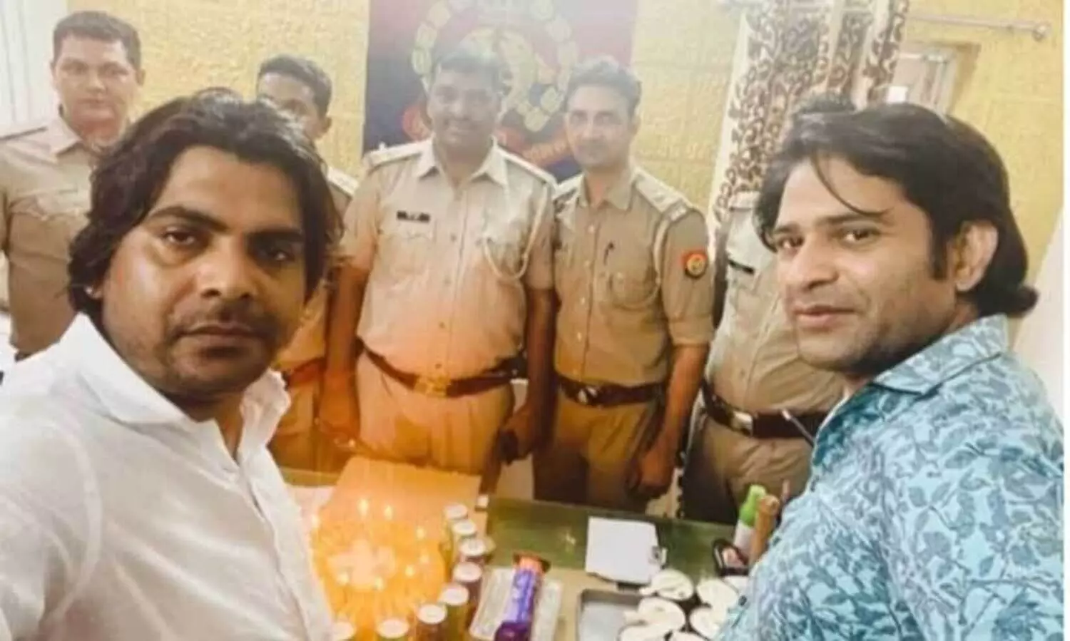 പ്രതിയോടൊപ്പം കേക്ക് മുറിച്ച് പിറന്നാൾ ആഘോഷിച്ച് സർക്കിൾ ഇൻസ്പെക്ടർ; ചിത്രങ്ങൾ വൈറൽ