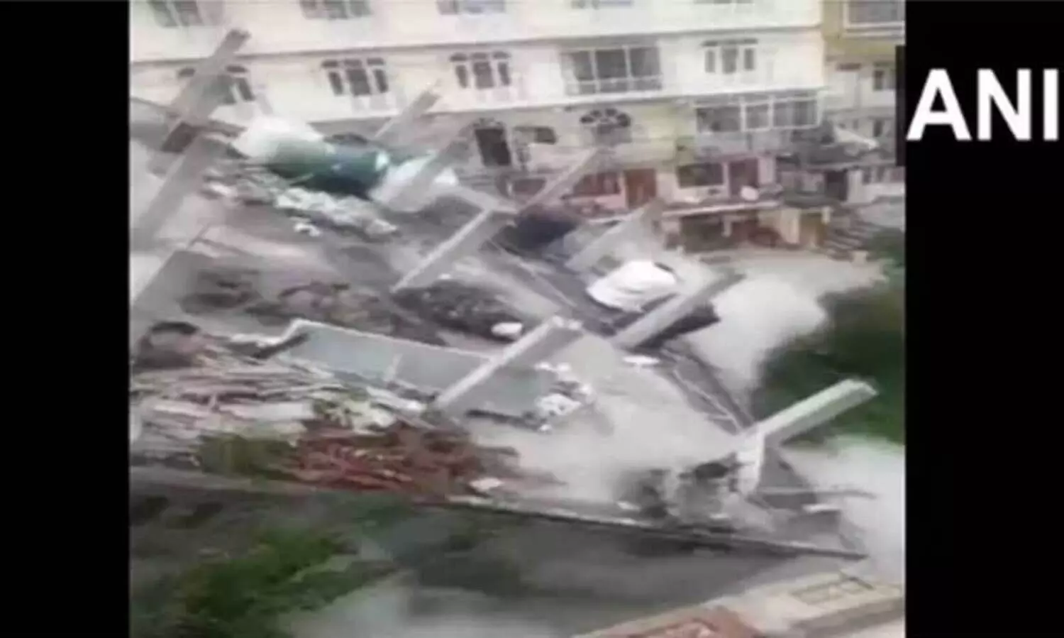 ഹിമാചൽ പ്രദേശിൽ നാലു നില കെട്ടിടം തകർന്നു വീണു; ഞെട്ടിക്കുന്ന ദൃശ്യങ്ങൾ വൈറൽ