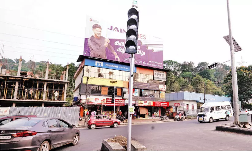 ഗതാഗതക്കുരുക്കിന് പരിഹാരമാവുന്നു; കൈനാട്ടിയിൽ ഇന്ന് മുതൽ ട്രാഫിക് സിഗ്നല്‍ തെളിയും