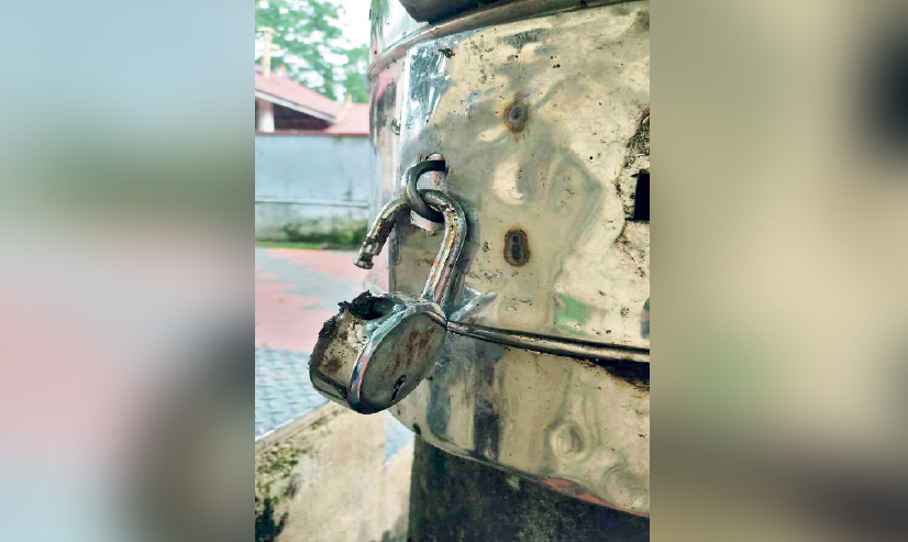 കടമ്പൂരിൽ ക്ഷേത്ര ഭണ്ഡാരങ്ങൾ തകർത്ത് മോഷണം കടമ്പൂരിൽ ക്ഷേത്ര ഭണ്ഡാരങ്ങൾ തകർത്ത് മോഷണം