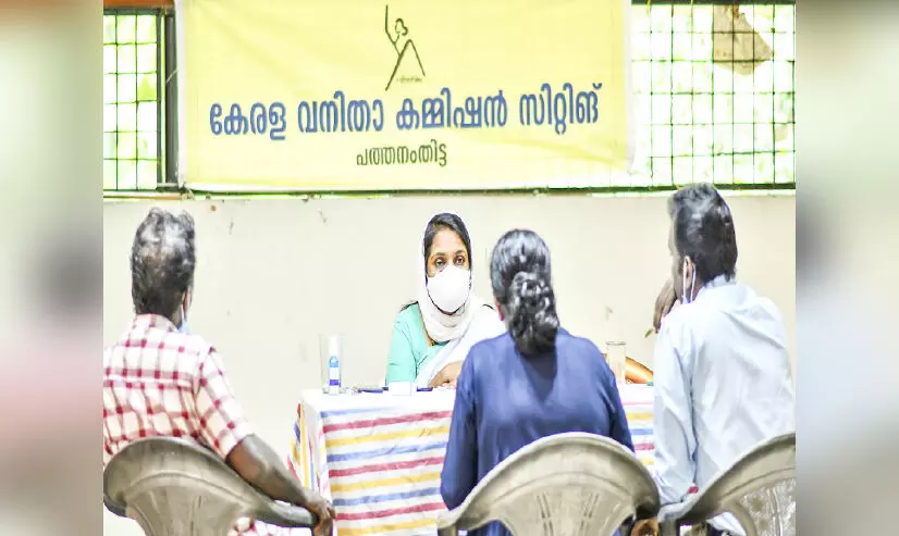വനിത കമീഷൻ അദാലത്; 37 പ​രാ​തി​യി​ല്‍   13 എ​ണ്ണം തീ​ര്‍പ്പാ​ക്കി