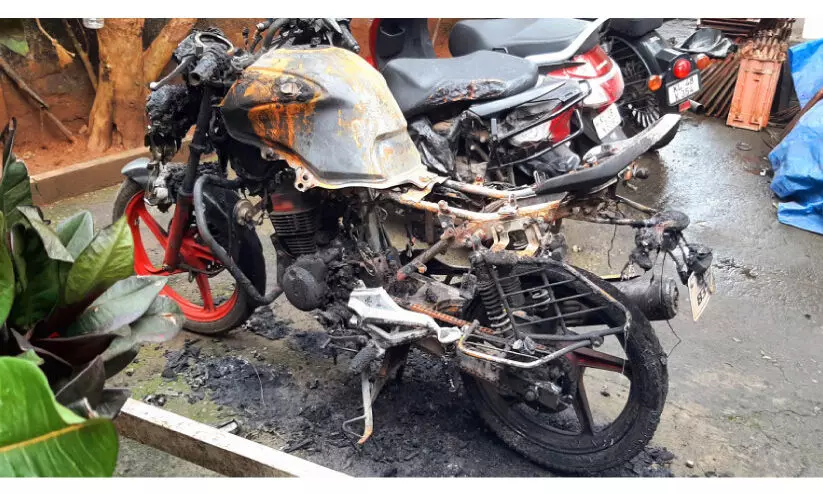 വീട്ടുമുറ്റത്ത് നിർത്തിയിട്ട നാല് ബൈക്കുകള്‍ തീവെച്ച് നശിപ്പിച്ച നിലയിൽ