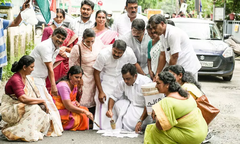 റോഡിലെ കുഴിയിൽ പശയൊട്ടിച്ച് കൗൺസിലർമാരുടെ പ്രതിഷേധം റോഡിലെ കുഴിയിൽ പശയൊട്ടിച്ച് കൗൺസിലർമാരുടെ പ്രതിഷേധം