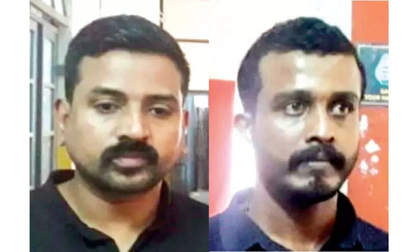 കാർ തടഞ്ഞ് കവർച്ച: രണ്ടു പ്രതികൾ കീഴടങ്ങി കാർ തടഞ്ഞ് കവർച്ച: രണ്ടു പ്രതികൾ കീഴടങ്ങി
