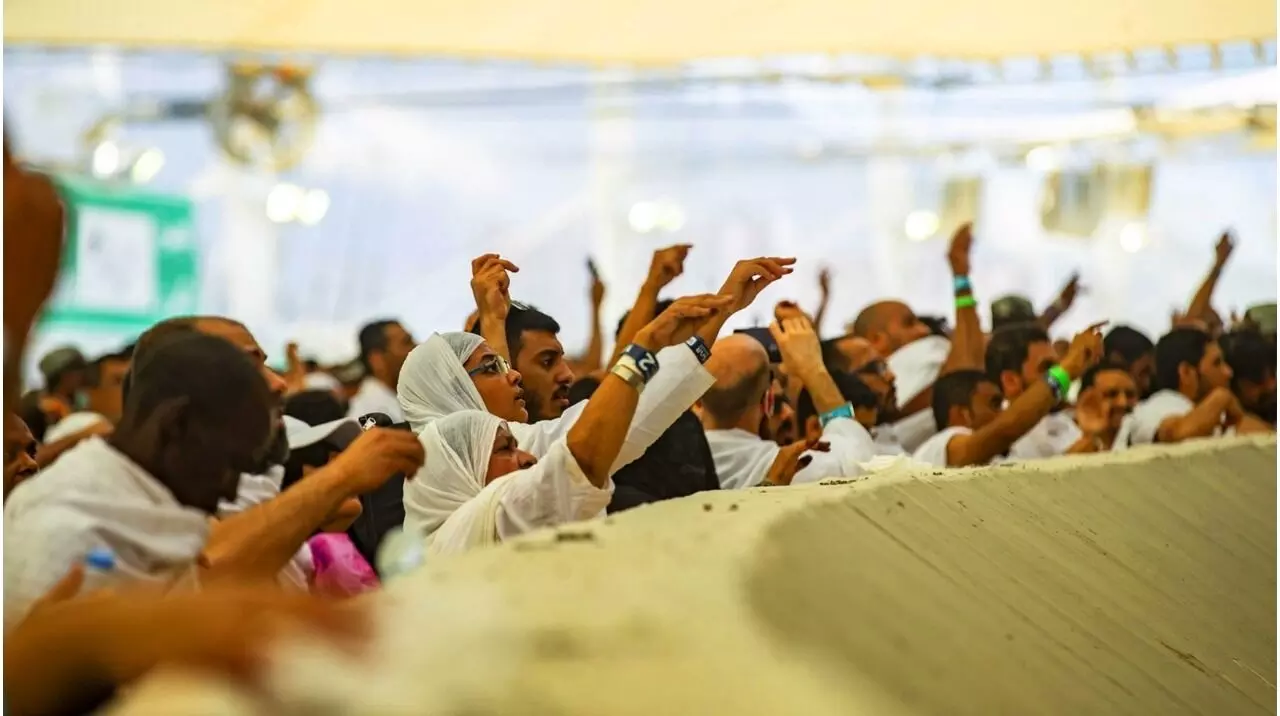 പൈശാചികതക്കെതിരെ കല്ലെറിഞ്ഞ് ഹാജിമാർ