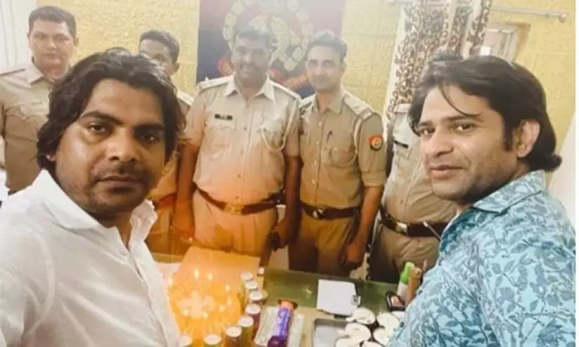 പ്രതിയോടൊപ്പം കേക്ക് മുറിച്ച് പിറന്നാൾ ആഘോഷിച്ച് സർക്കിൾ ഇൻസ്പെക്ടർ; ചിത്രങ്ങൾ വൈറൽ പ്രതിയോടൊപ്പം കേക്ക് മുറിച്ച് പിറന്നാൾ ആഘോഷിച്ച് സർക്കിൾ ഇൻസ്പെക്ടർ; ചിത്രങ്ങൾ വൈറൽ