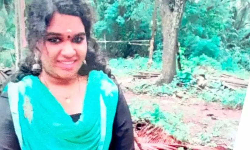 യുവതിയുടെ മരണത്തിൽ ദുരൂഹത; ജാതിവിവേചനവും സ്ത്രീധനപീഡനവുമെന്ന് ബന്ധുക്കൾ യുവതിയുടെ മരണത്തിൽ ദുരൂഹത; ജാതിവിവേചനവും സ്ത്രീധനപീഡനവുമെന്ന് ബന്ധുക്കൾ