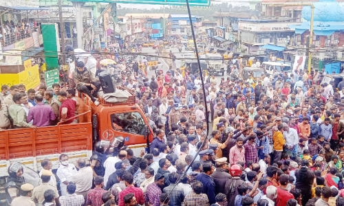 കാട്ടാന കൊലപ്പെടുത്തിയയാളുടെ മൃതദേഹവുമായി ദേശീയപാത ഉപരോധിച്ചു