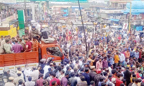 കാട്ടാന കൊലപ്പെടുത്തിയയാളുടെ മൃതദേഹവുമായി ദേശീയപാത ഉപരോധിച്ചു