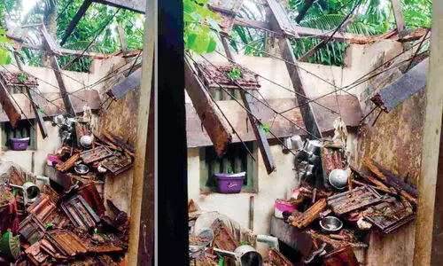 മഴ: വീട്ടുകാർ ഉറങ്ങവെ മേൽക്കൂര തകർന്നുവീണു