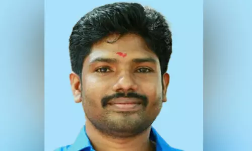 യു​വാ​വ് ബൈ​ക്കി​ൽ​നി​ന്ന് വീ​ണ് മ​രി​ച്ചു