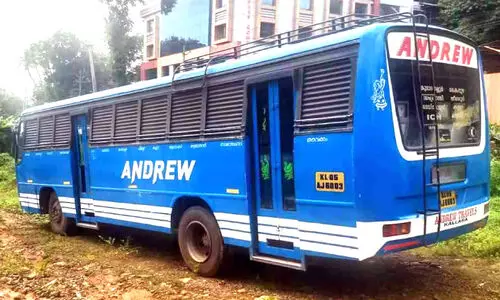 വിദ്യാര്‍ഥികള്‍ ഇറങ്ങുന്നതിനിടെ ബെല്ലടിച്ചു; റോഡിലേക്കു തെറിച്ചുവീണ വിദ്യാര്‍ഥിനിക്ക്​ പരിക്ക്