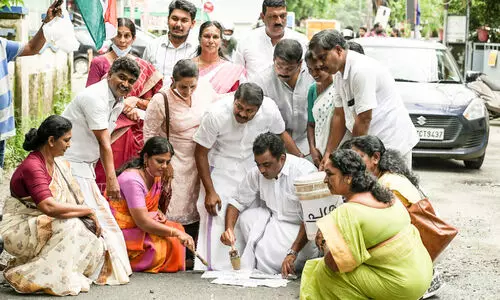 റോഡിലെ കുഴിയിൽ പശയൊട്ടിച്ച് കൗൺസിലർമാരുടെ പ്രതിഷേധം