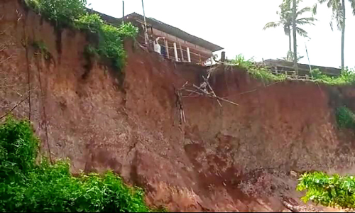 പാപനാശം കുന്നും നടപ്പാതയും വീണ്ടും ഇടിയുന്നു