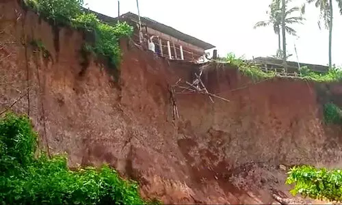 പാപനാശം കുന്നും നടപ്പാതയും വീണ്ടും ഇടിയുന്നു