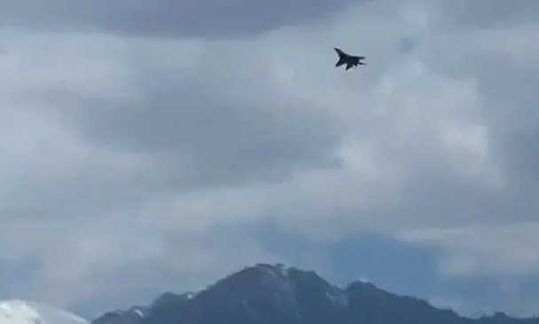 നിയന്ത്രണ രേഖക്കടുത്ത് കൂടെ പറന്ന് ചൈനയുടെ യുദ്ധവിമാനം, സുരക്ഷ കടുപ്പിച്ച് കര-വ്യോമ സേന