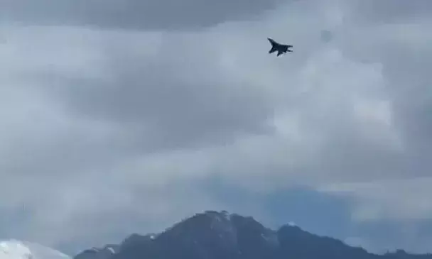 നിയന്ത്രണ രേഖക്കടുത്ത് കൂടെ പറന്ന് ചൈനയുടെ യുദ്ധവിമാനം, സുരക്ഷ കടുപ്പിച്ച് കര-വ്യോമ സേന