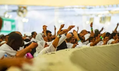 പൈശാചികതക്കെതിരെ കല്ലെറിഞ്ഞ് ഹാജിമാർ