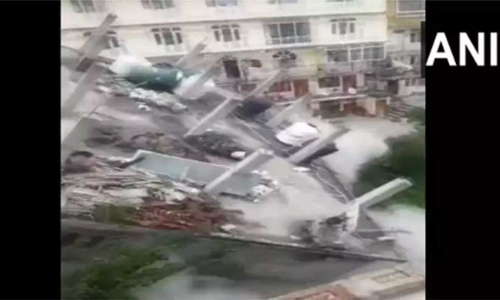 ഹിമാചൽ പ്രദേശിൽ നാലു നില കെട്ടിടം തകർന്നു വീണു; ഞെട്ടിക്കുന്ന ദൃശ്യങ്ങൾ വൈറൽ
