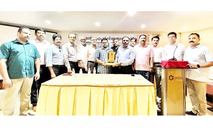 ഷ​ഫീ​ഖ് കൂ​ടാ​ളി​യെ റി​യാ​ദ് കെ.​എം.​സി.​സി സെ​ൻ​ട്ര​ൽ ക​മ്മി​റ്റി ആ​ദ​രി​ച്ചു