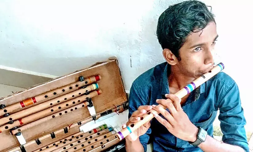 ഓടക്കുഴൽ വായനയിൽ താരമാകാൻ അലൻ