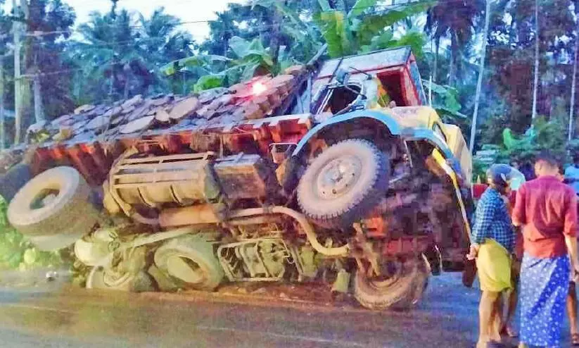 പൈപ്പിടാൻ കുഴിയെടുത്തു; അപകടക്കെണിയായി പൈപ്പിടാൻ കുഴിയെടുത്തു; അപകടക്കെണിയായി