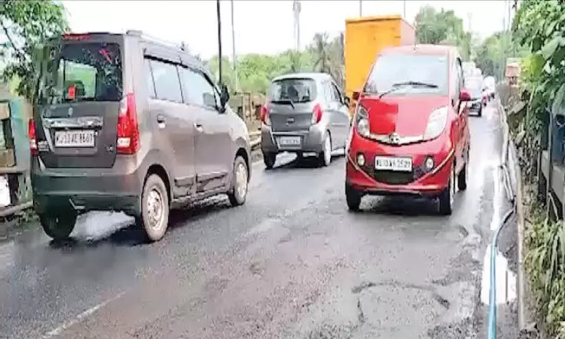 ടാർ ഇളകി: അപകടക്കെണിയൊരുക്കി പെരുമ്പ പാലം