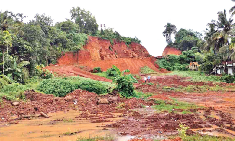 ദേശീയപാത നിർമാണം: കുന്നിടിച്ചിൽ ഭീഷണിയിൽ നാട്ടുകാർ ദേശീയപാത നിർമാണം: കുന്നിടിച്ചിൽ ഭീഷണിയിൽ നാട്ടുകാർ