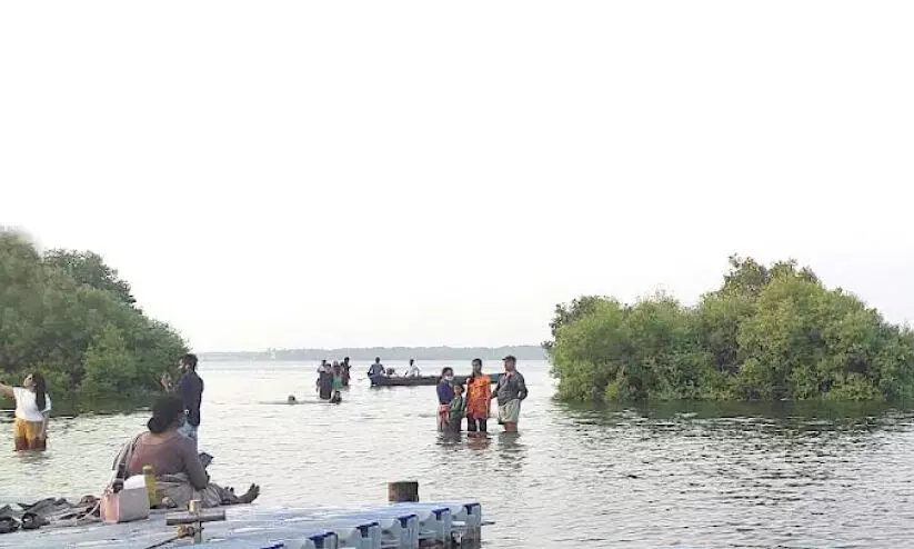 ബോട്ട് മറിഞ്ഞ് ദുരന്തം: സാമ്പ്രാണിക്കോടിക്ക് പൂട്ട്