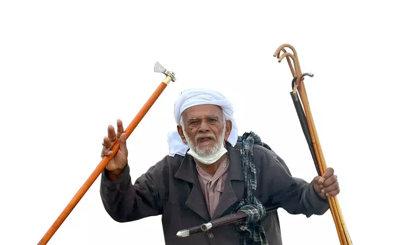 എവിടെയും കാല്നടയായെത്തും 68കാരനായ ശംബി എവിടെയും കാല്നടയായെത്തും 68കാരനായ ശംബി