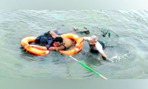 കായലിലേക്ക് ചാടിയ യുവതിയെ അഗ്നി രക്ഷസേന രക്ഷിച്ചു