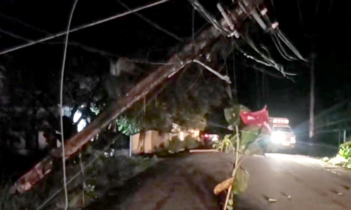 കോട്ടാത്തലയിൽ കാറിടിച്ച് വൈദ്യുതി പോസ്റ്റുകൾ തകർന്നു