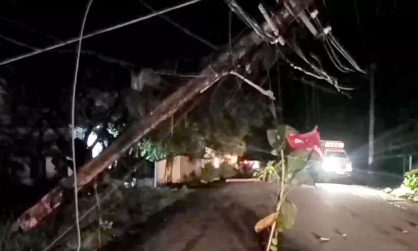 കോട്ടാത്തലയിൽ കാറിടിച്ച് വൈദ്യുതി പോസ്റ്റുകൾ തകർന്നു കോട്ടാത്തലയിൽ കാറിടിച്ച് വൈദ്യുതി പോസ്റ്റുകൾ തകർന്നു