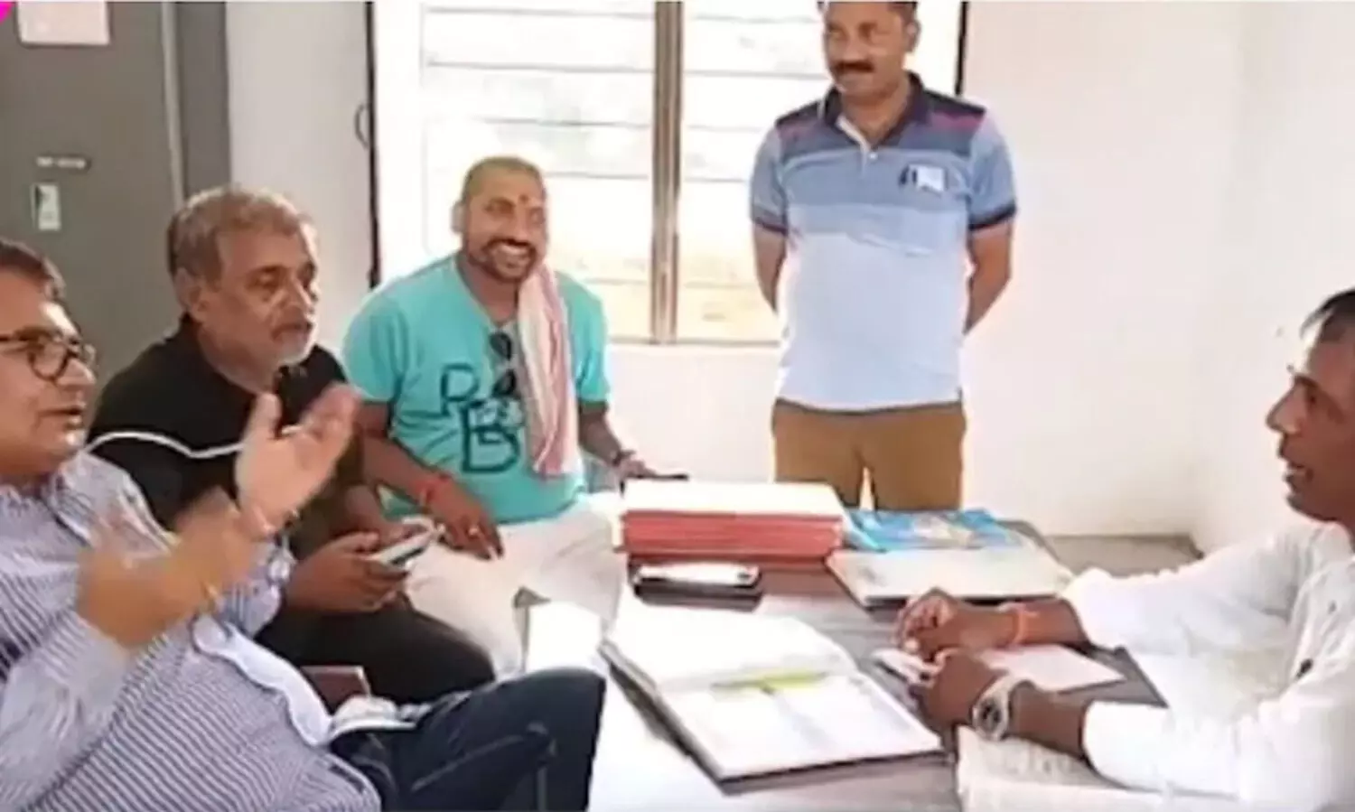 ഇംഗ്ലീഷ് തർജമയും വ്യാകരണവും അറിയാത്ത ഹെഡ്മാസ്റ്റർ, മറുപടിയില്ലാത്ത അധ്യാപകർ; സ്കൂളുകളുടെ നിലവാരം തുറന്നുകാട്ടി വീഡിയോ