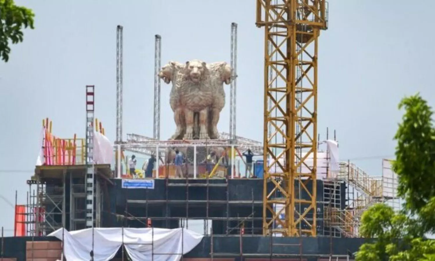 പുതിയ പാർലമെന്‍റ് മന്ദിരത്തിന് മുകളിൽ ദേശീയ മുദ്ര;  പ്രധാനമന്ത്രിയുടെ അനാച്ഛാദനത്തിനെതിരെ പ്രതിപക്ഷം