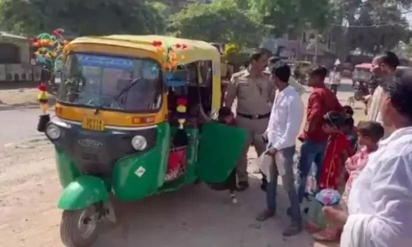 1,2,3...27: Stunned UP cops count heads as travellers deboard auto