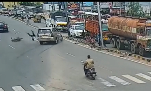 ബൈക്ക് യാത്രികനെ ഇടിച്ച് തെറിപ്പിച്ച് ഇന്നോവ; രണ്ട് പേരും കുറ്റക്കാരെന്ന് പൊലീസ്