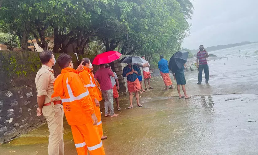 മൂടാടിയിൽ തോണി മറിഞ്ഞ് യുവാവിനെ കാണാതായി