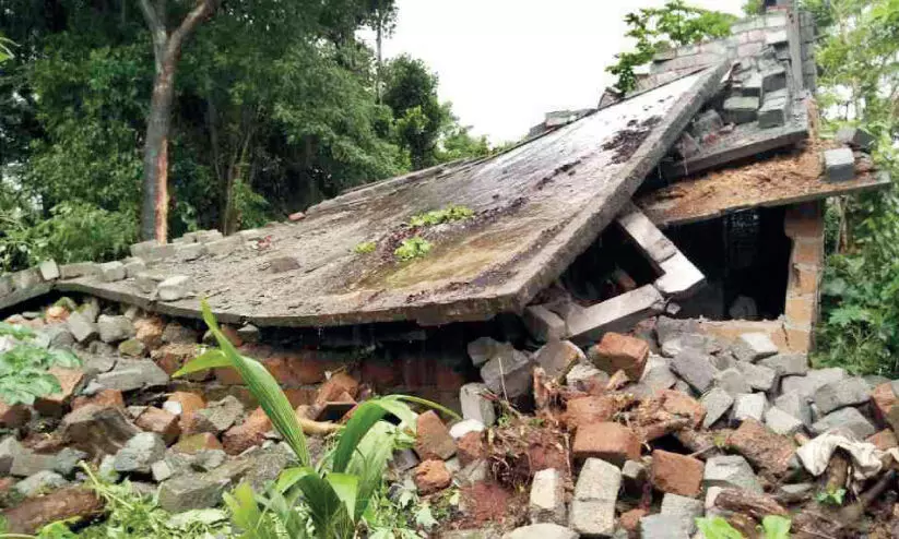 നിർമാണത്തിലിരുന്ന വീട് തകർന്നു