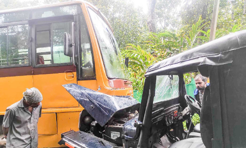 സ്കൂൾ ബസും ജീപ്പും കൂട്ടിയിടിച്ച് ഏഴ് തൊഴിലാളികൾക്ക് പരിക്ക് സ്കൂൾ ബസും ജീപ്പും കൂട്ടിയിടിച്ച് ഏഴ് തൊഴിലാളികൾക്ക് പരിക്ക്