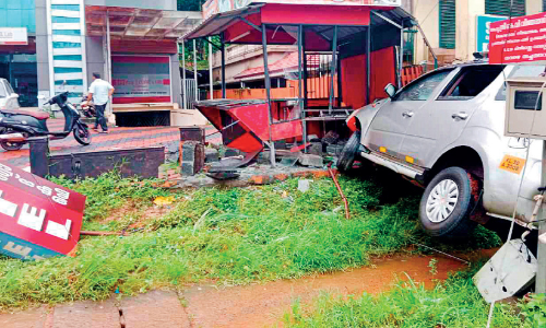 കാർ ഹോട്ടലിലേക്ക് പാഞ്ഞ് കയറി; ഒരാൾക്ക് പരിക്ക്
