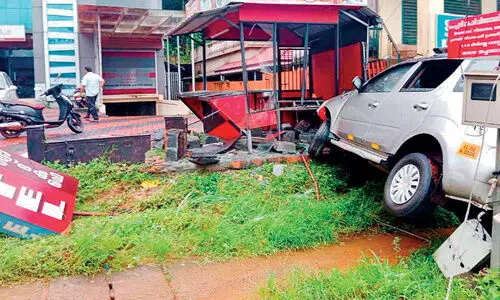 കാർ ഹോട്ടലിലേക്ക് പാഞ്ഞ് കയറി; ഒരാൾക്ക് പരിക്ക്