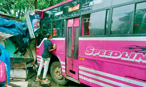 ബസ് കടയിലേക്ക് പാഞ്ഞുകയറി