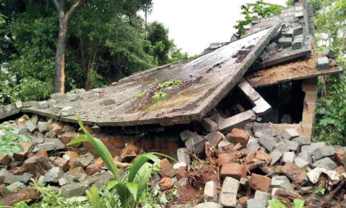 നിർമാണത്തിലിരുന്ന വീട് തകർന്നു