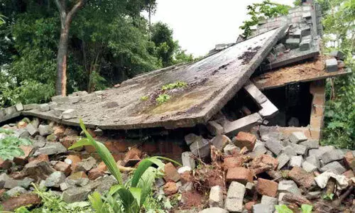 നിർമാണത്തിലിരുന്ന വീട് തകർന്നു