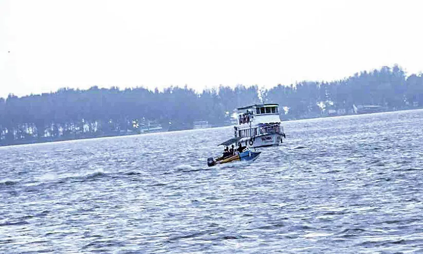 സുരക്ഷയില്ലാതെ ഭാരതപ്പുഴയിൽ ഉല്ലാസ ബോട്ടുകളുടെ സഞ്ചാരം സുരക്ഷയില്ലാതെ ഭാരതപ്പുഴയിൽ ഉല്ലാസ ബോട്ടുകളുടെ സഞ്ചാരം