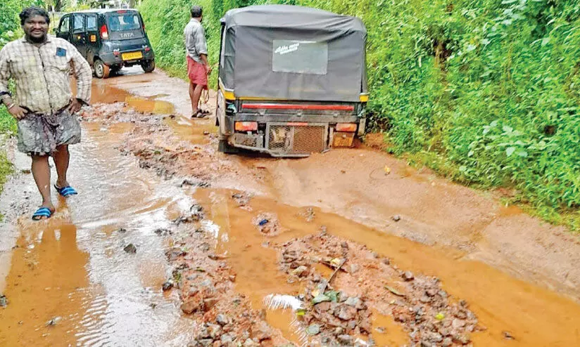 ചേനാട്ടുമുക്ക് -പൊന്നരംതെരു റോഡ് തകർന്നു ചേനാട്ടുമുക്ക് -പൊന്നരംതെരു റോഡ് തകർന്നു