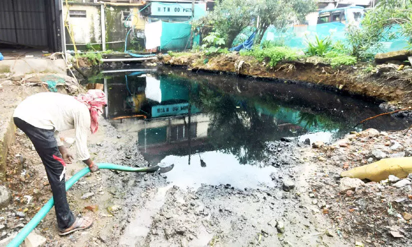 പാളയ​െത്ത രോഗിയാക്കി മലിനജലത്തടാകം​