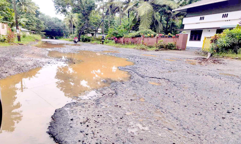 ആകെ കുളമായി കിഴക്കമ്പലം -പട്ടിമറ്റം റോഡ്; പഴി മുഴുവൻ മഴക്ക് ആകെ കുളമായി കിഴക്കമ്പലം -പട്ടിമറ്റം റോഡ്; പഴി മുഴുവൻ മഴക്ക്